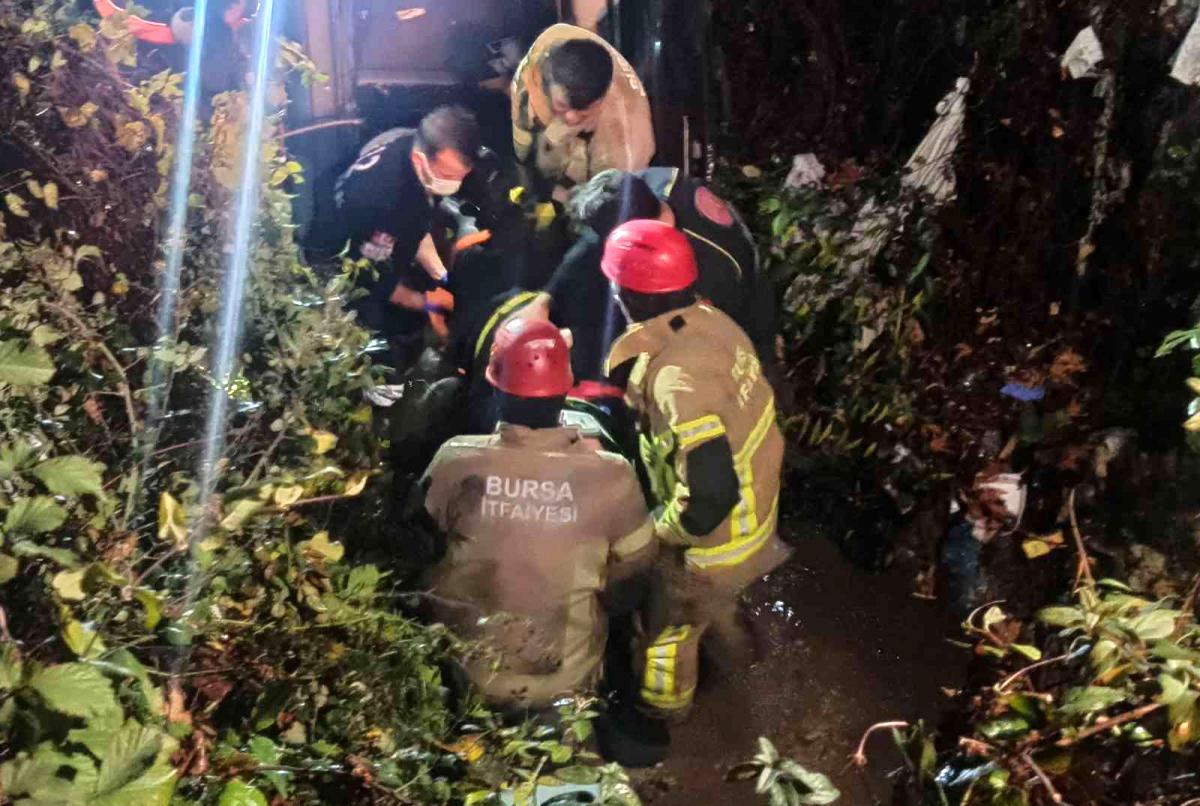 Dereye uçan araçta sıkışan kadını itfaiye ve AFAD ekipleri kurtardı